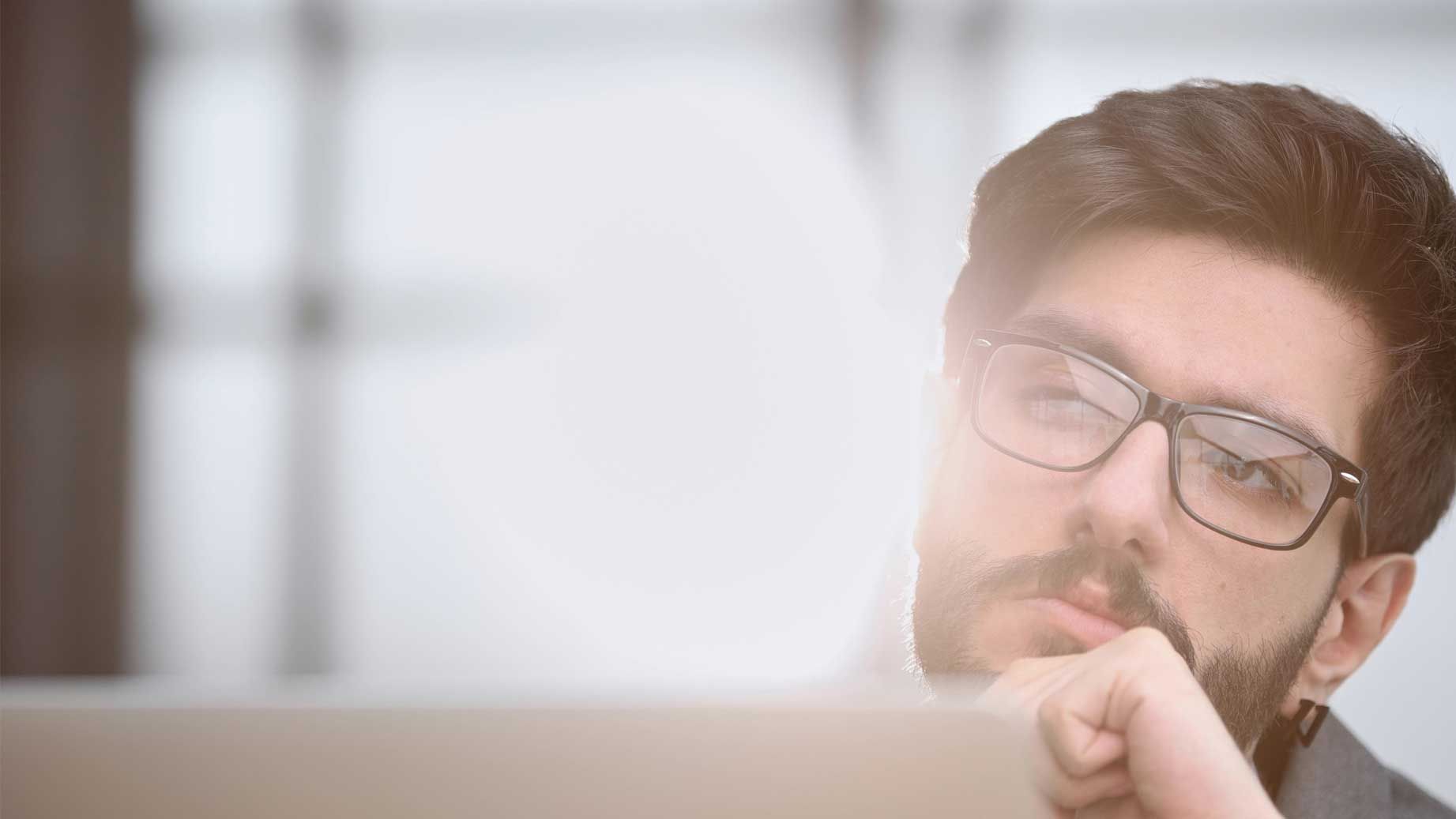Nachdenklicher Moment in einer beruflichen Entscheidungssituation